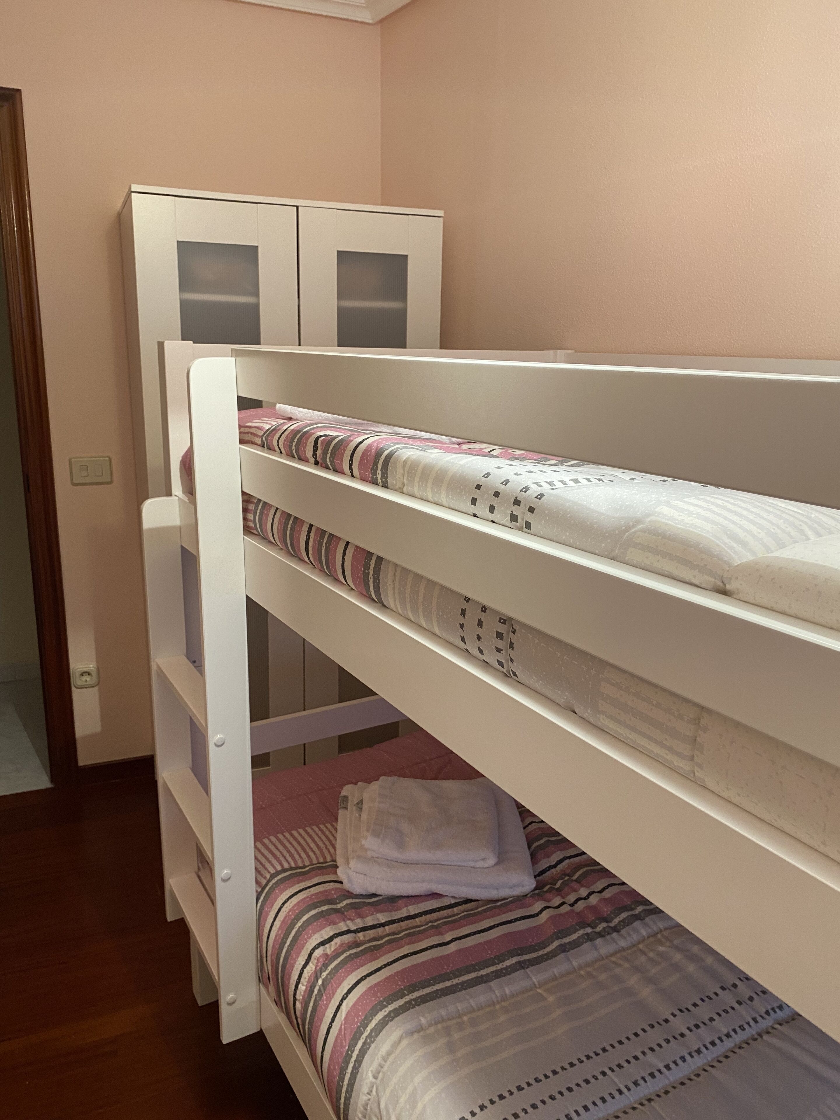 3 dormitorios, tabla de planchar con plancha, cuna de viaje