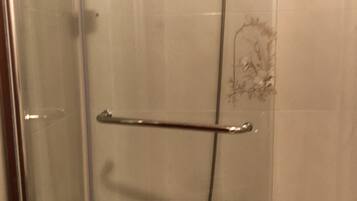 Haartrockner, Bidet, Handtücher, Seife