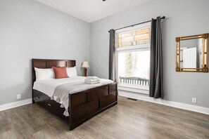 4 bedrooms, desk, iron/ironing board, WiFi