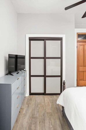 4 bedrooms, desk, iron/ironing board, WiFi