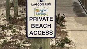 Schild mit Hinweis auf Zugang zum privaten Strand in Lagoon Landing.