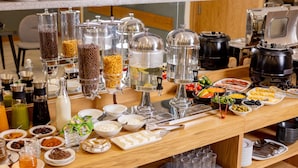 Un aparador tipus buffet amb diferents plats i condiments.