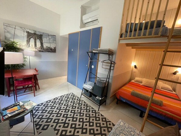 1 habitación, tabla de planchar con plancha, cuna de viaje y wifi 