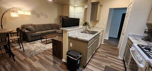 Køleskab, mikrobølgeovn, ovn, kogeplade