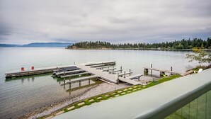 Un molo sul lago con rampa per imbarcazioni e area relax.