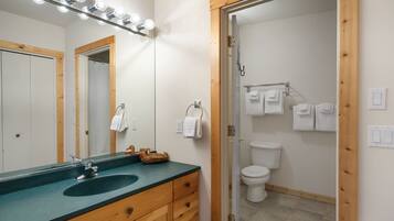 Combined shower/tub, hair dryer, towels