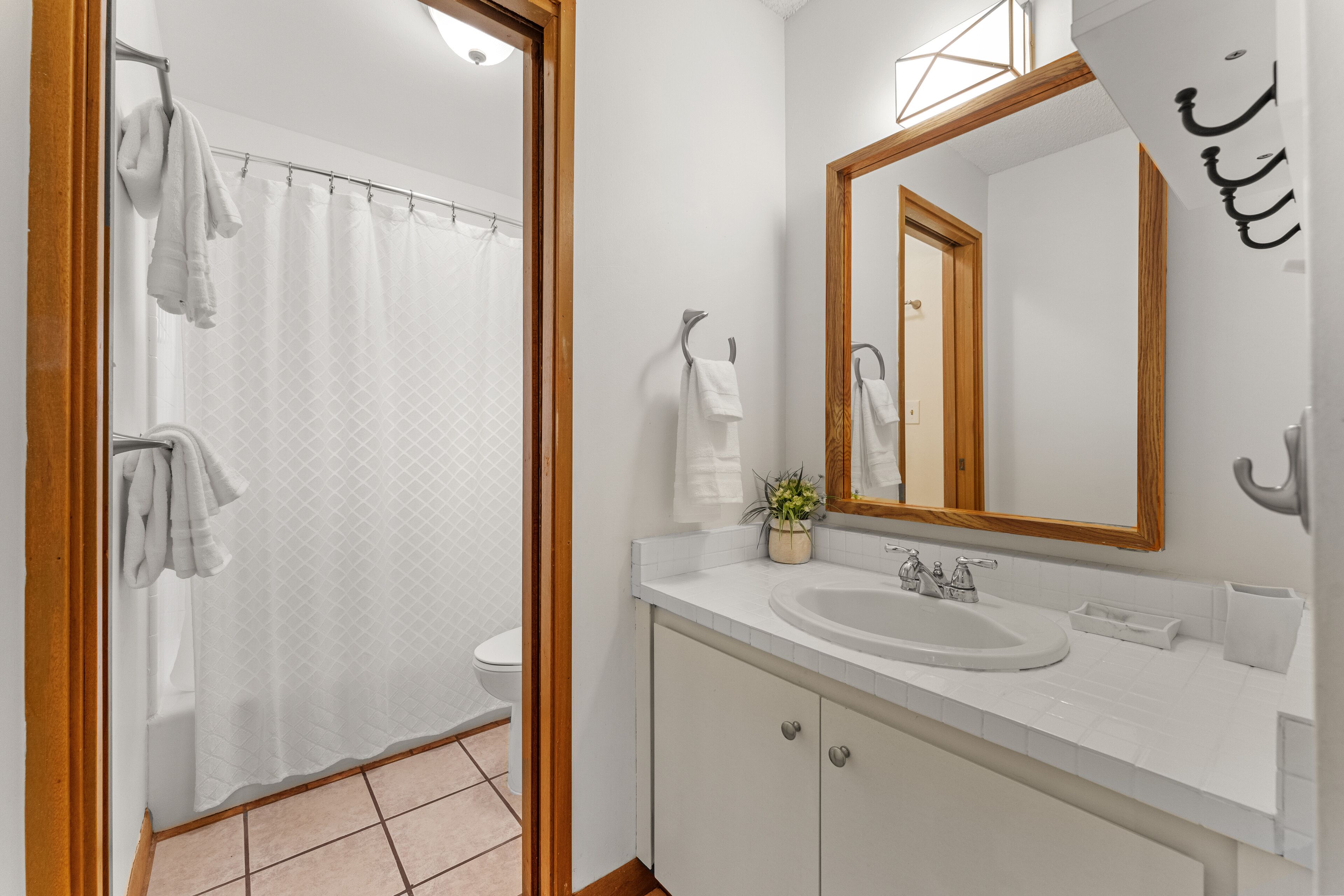 Combined shower/tub, hair dryer, towels