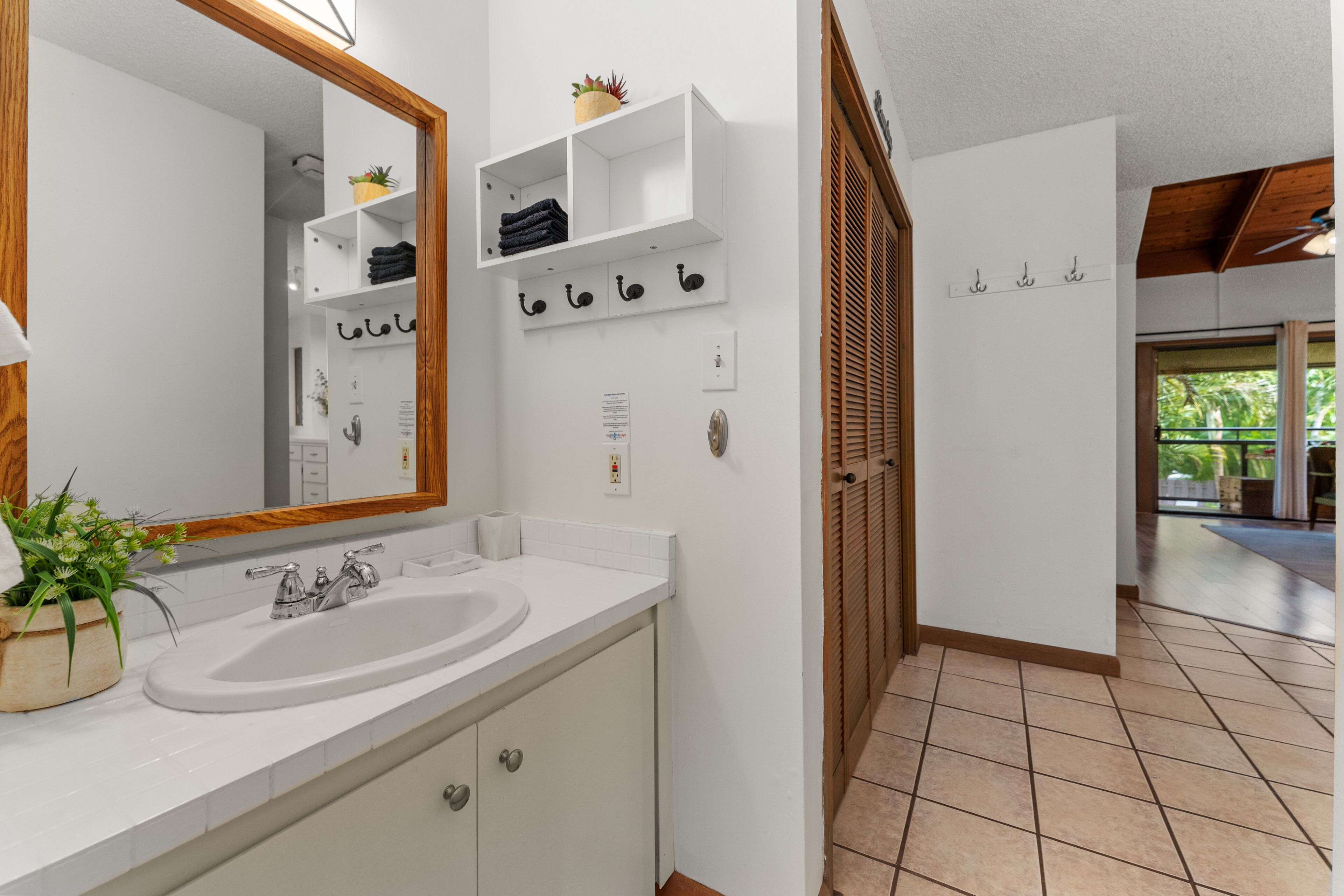 Combined shower/tub, hair dryer, towels