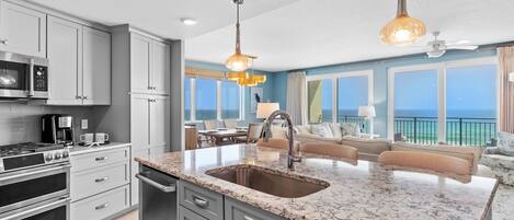 冷蔵庫、電子レンジ、オーブン、コンロ