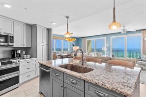 ثلاجة، ميكروويف، فرن، موقد طهي مسطح