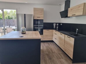 ثلاجة، ميكروويف، فرن، موقد طهي مسطح