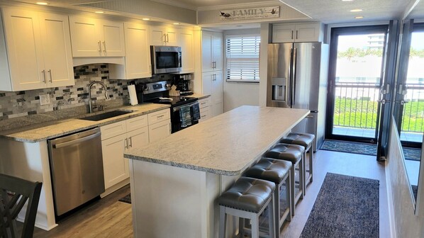 Réfrigérateur, four à micro-ondes, un four, surface de cuisson