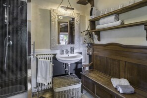 Casa | Baño | Ducha, secador de pelo, bidé y toallas
