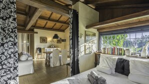 Ein gemütliches Zimmer mit Bett, Fenster mit Blick, Essbereich und Bad.