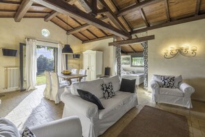 Casa | Zona de estar | Una televisión de pantalla plana, una chimenea