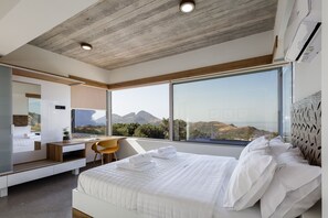 5 chambres, bureau, fer et planche à repasser, lit parapluie