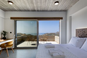 5 soverom, skrivebord, strykejern/-brett og reiseseng for barn