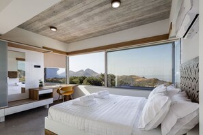 5 bedrooms, desk, iron/ironing board, travel crib