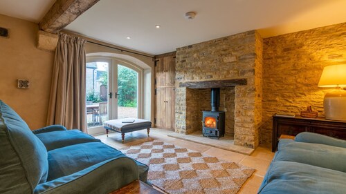 The Coach House - sleeps 4 guests  in 2 bedrooms