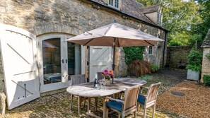 Outdoor dining - The Coach House - sleeps 4 guests  in 2 bedrooms (Cold Aston)