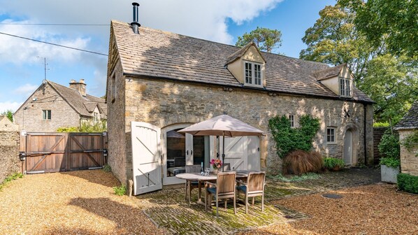 Outdoor dining - The Coach House - sleeps 4 guests  in 2 bedrooms (Cold Aston)