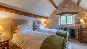 2 bedrooms, iron/ironing board, travel cot, free WiFi - The Coach House - sleeps 4 guests  in 2 bedrooms (Cold Aston)