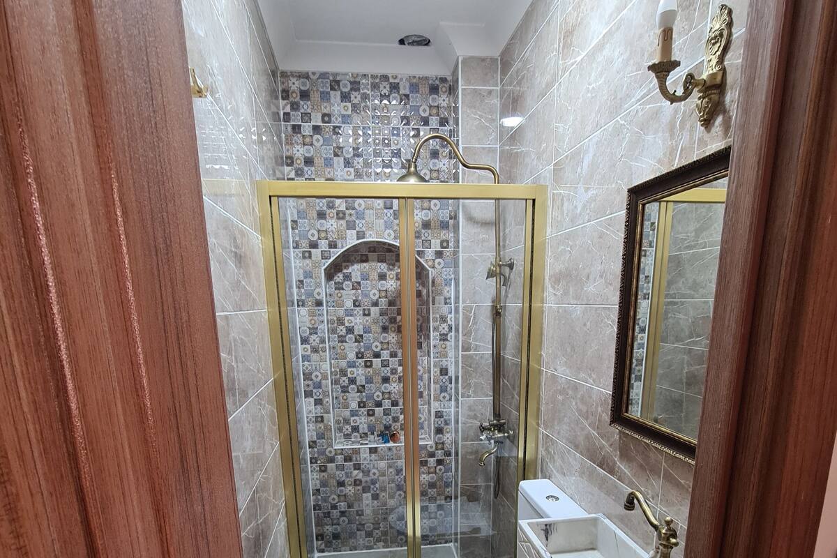 Deluxe Double Room | Bathroom | Free toiletries, hair dryer, slippers, bidet
