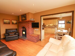 TV, books - FRAOCH, family friendly, with open fire in Waterville, County Kerry (Unknown)