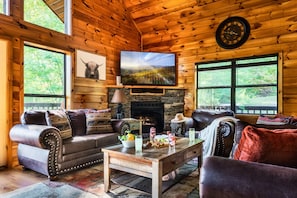 Smart TV, fireplace, DVD player, books - Fire Pit*2 Hot Tubs*Basketball*Stunning Mtn Views (Sevierville)