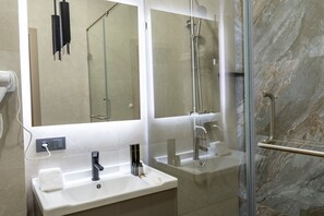 Shower, rainfall showerhead, free toiletries, hair dryer - Five Hotel (Bishkek)