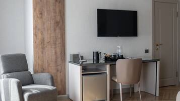 Deluxe-Doppelzimmer, 1 Schlafzimmer | Wohnbereich | 108-cm-Plasmafernseher mit Digitalempfang