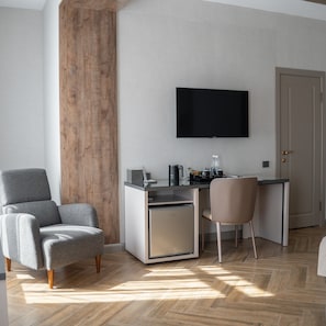 Habitación Deluxe doble, 1 habitación | Zona de estar | Televisión de plasma de 108 cm con canales digitales