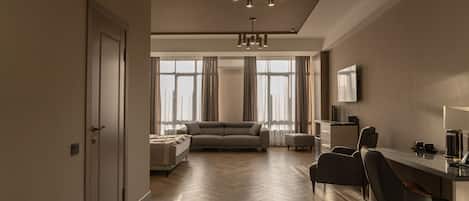 Kahden hengen luksushuone | Ylelliset vuodevaatteet, minibaari, tallelokero huoneessa, työpöytä