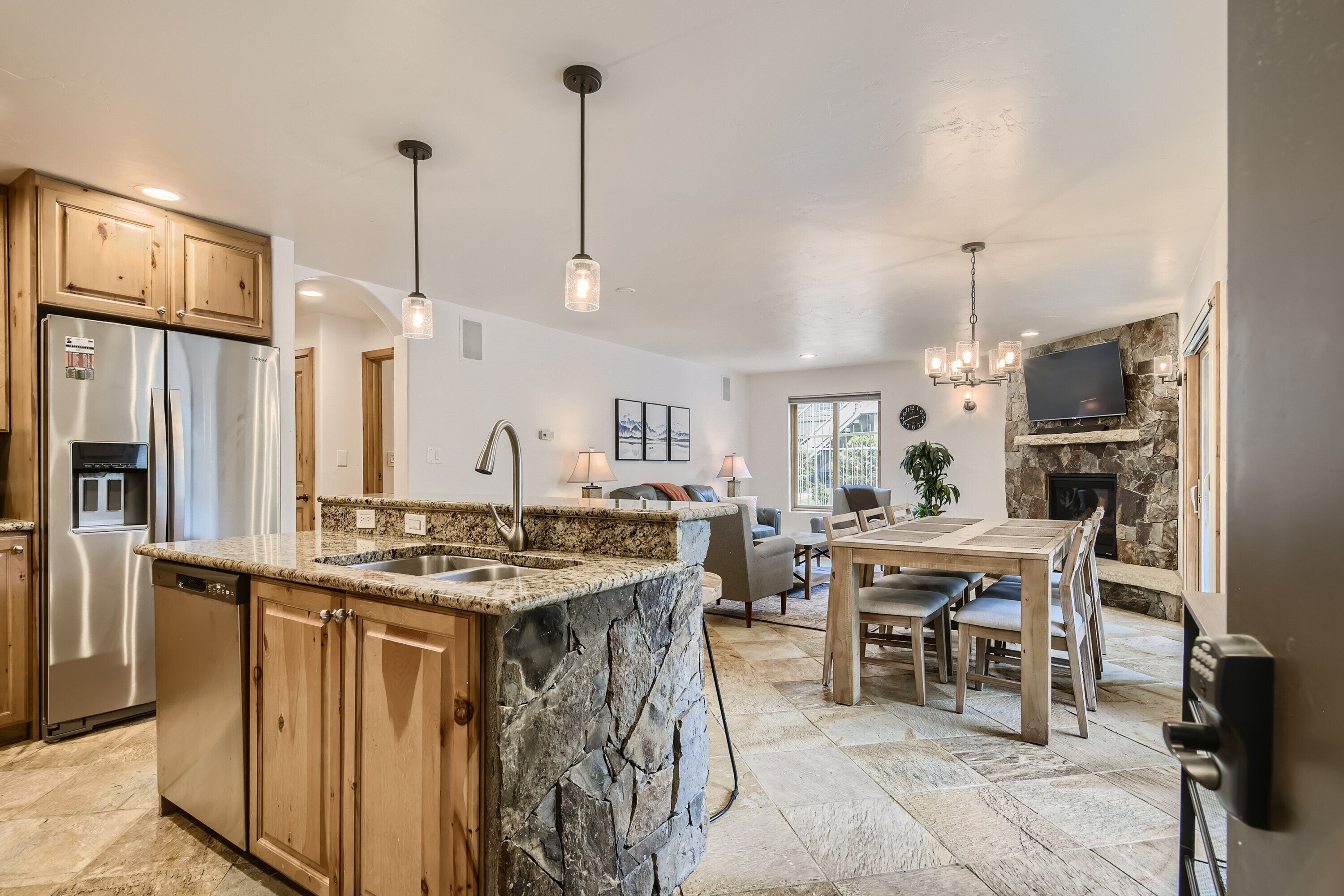 Geladeira, micro-ondas, fogão, cooktop