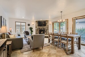 Smart TV, fireplace, books, stereo - Minutes to Beaver Creek, Walk to Nottingham Lake! (Avon)