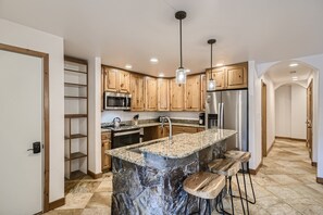 Een koelkast, een magnetron, een oven, een kookplaat