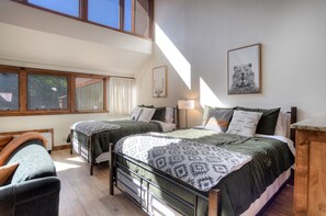 مكتب ومكواة/لوح كي وواي فاي مجانًا وملاءات أسرّة