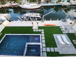 Una piscina al aire libre, una piscina climatizada