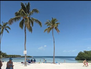 Free access to the beach at founders park. 5 minute drive - Best Canal in the Keys! 4/3 Waterfront,Heated Pool, Ocean access, Dock, 5⭐ Rated (Tavernier)