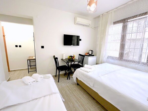 ベーシック トリプルルーム | 高級寝具、ミニバー、セーフティボックス (室内)、デスク