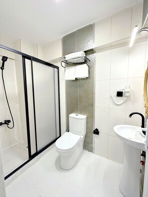 淋浴設備、雨淋花灑、風筒、拖鞋