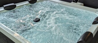 2 Bedroom, Sleeps 8-10, close to Penn State, Stadium and Downtown! HOT TUB!