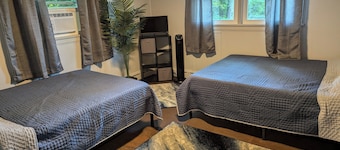 2 Bedroom, Sleeps 8-10, close to Penn State, Stadium and Downtown! HOT TUB!