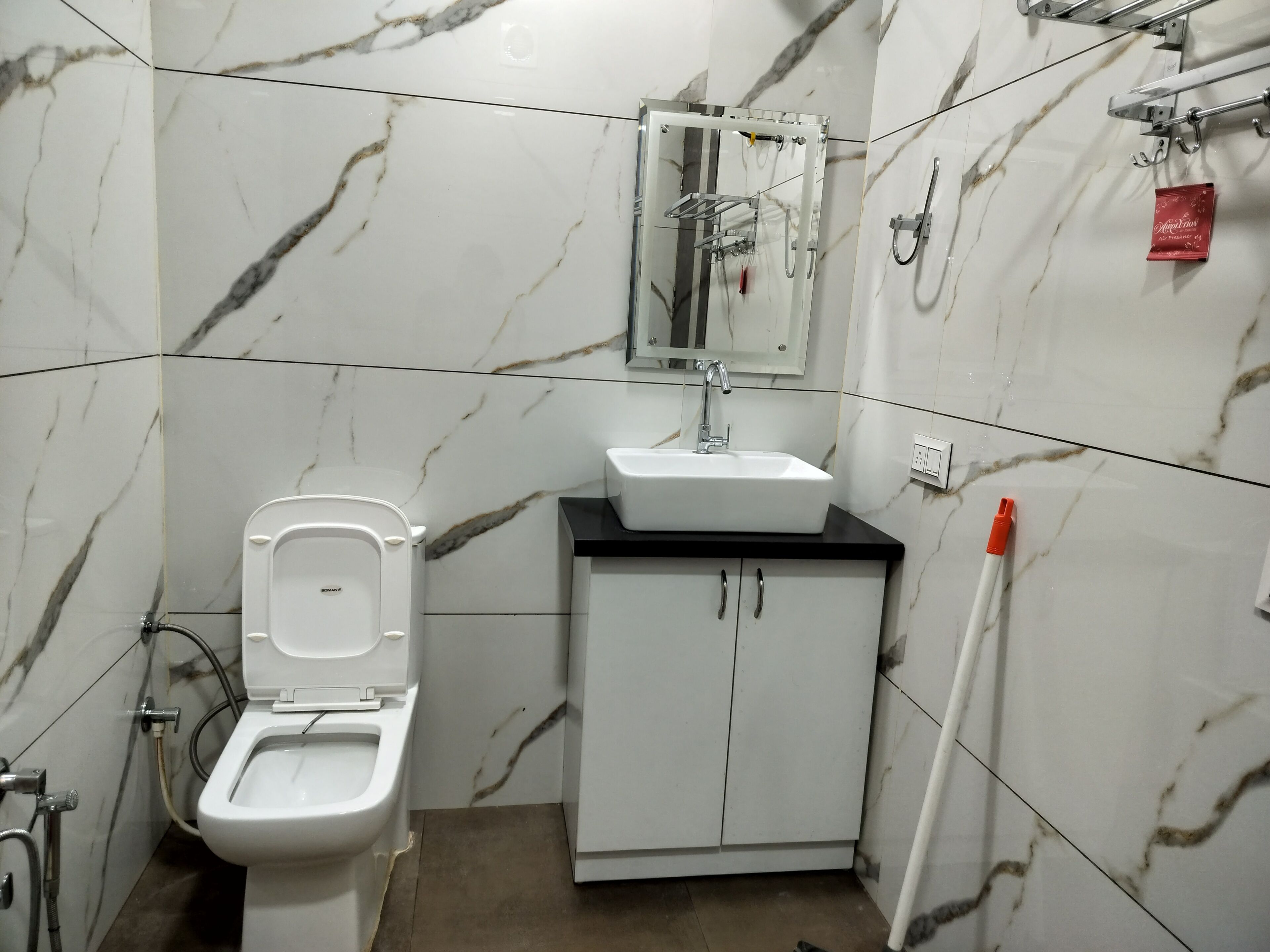 Un baño con inodoro, lavabo y espejo.