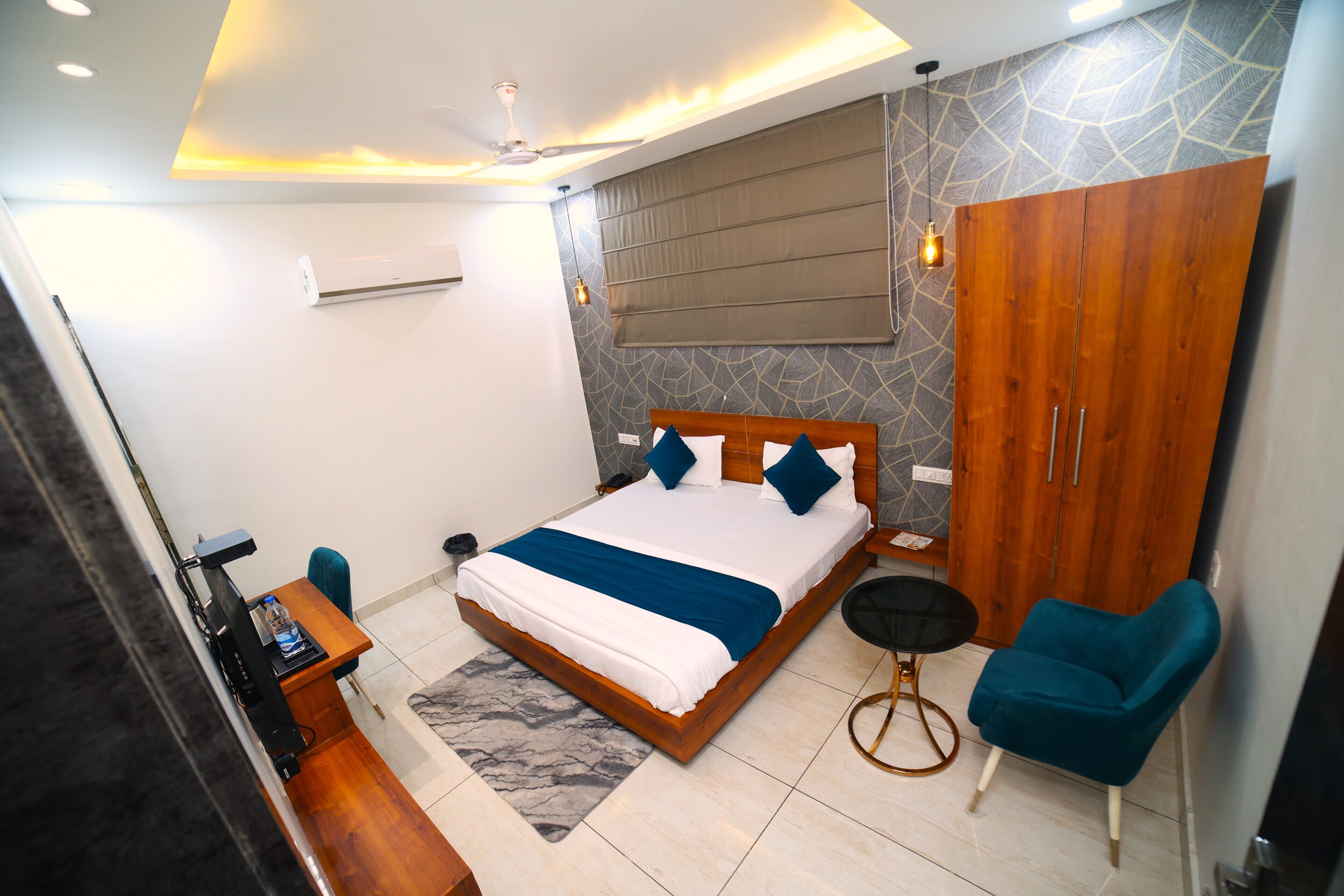 Une chambre moderne avec un lit en bois, un bureau, une chaise et une armoire.