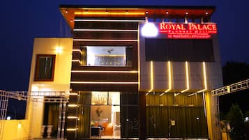 Depan hartanah - siang/malam