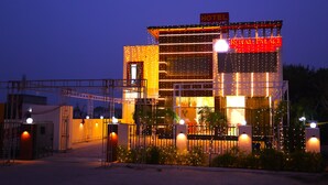 Een hotel met een bord waarop 'Royal Palace Hotel' staat.