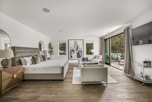 5 bedrooms, iron/ironing board, WiFi, bed sheets - Laurel Canyon -  Architectural Modern Estate with Pool & Landscaped Garden (Los Angeles)