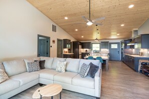 Smart TV, fireplace - Sunset Nook-Mountain Views - Hot Tub - Tesla Charger- Fire Pit - 4WD/AWD (Bryson City)