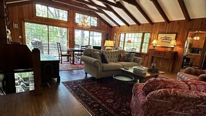 Living area - Easemont -Historic Satulah Mountain IN TOWN- 4 BR Vacation Rental (Highlands)